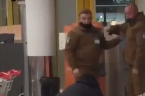 Что-то модно, а что-то вечно: в Киеве в супермаркете подрались женщина с охранником из-за маски