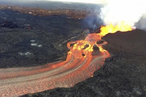 На Галапагосских островах начал извергаться вулкан