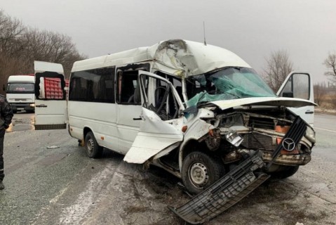 Четверо госпитализированы: под Днепром столкнулись микроавтобус и грузовик