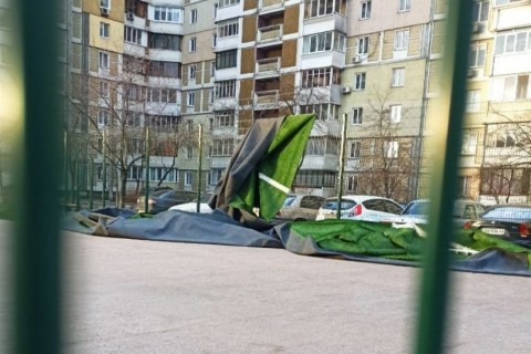 В Киеве из-за ветра унесло искусственный газон футбольного поля